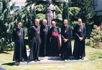 L’évêque sédévacantiste Mgr de Castro-Mayer au centre, à droite de Mgr Lefebvre, le jour des sacres à Ecône