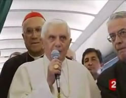 Benoît 16 - Ratzinger dans l'avion qui l'enmène en France