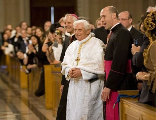 ‘Mgr’ Wuerl (protégé de Wright) à gauche de Ratzinger-Benoît XVI