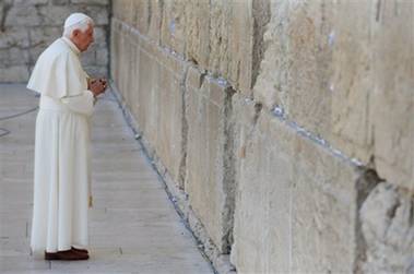 Ratzinger au Mur occidental de Jérusalem