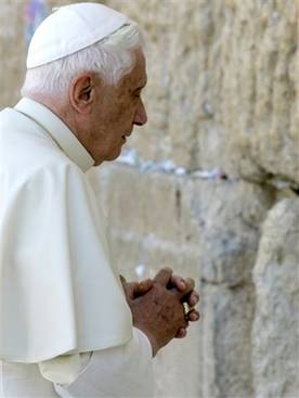 Ratzinger au Mur occidental de Jérusalem