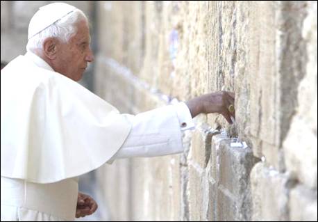 Joseph Ratzinger au Mur des Lamentations