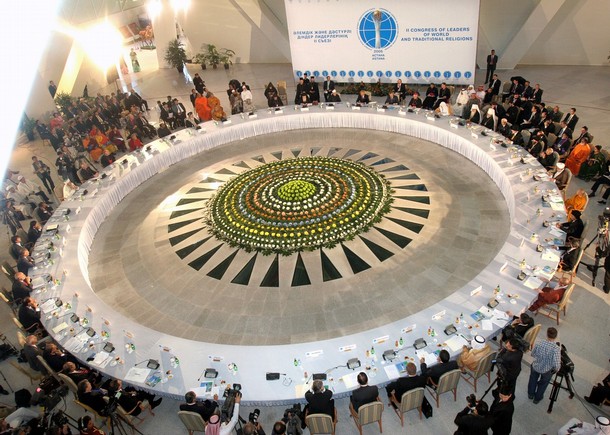 La table en anneau pour les 40 religions à ASTANA