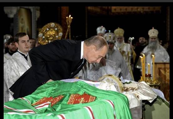 Funérailles d’Alexis II le 9 décembre 2008 à Moscou. Vladimir Poutine baise la mitre du Patriarche.