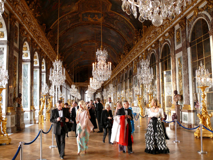 Invités au « Bal Marie-Antoinette » dans la galerie des Glaces qui leur a été réservée pour l’occasion et fermée au public