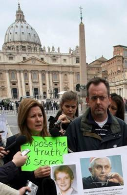 Des parents protestent au Vatican et accusent Ratzinger, sous l’autorité duquel des clercs conciliaires pédophiles ont pu violer impunément leur fils.