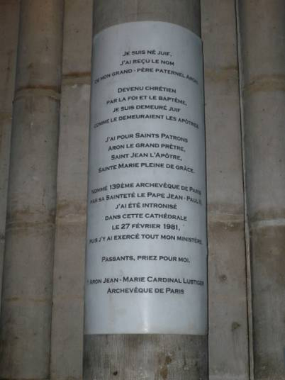 Sur un des piliers de la cathédrale Notre-Dame de Paris, le visiteur peut désormais lire cette épitaphe en forme de profession de foi ambiguë de feu le pseudo « cardinal » Lustiger.