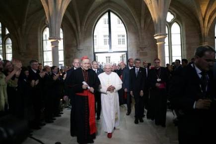 L’antipape Ratzinger-Benoît XVI au Collège des Bernardins (Paris), restauré de par les démarches et la volonté de Lustiger