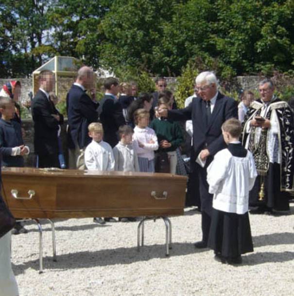 Des retraitants de l’abbé Vérité bénissent son cercueil, devant l’abbé Roger