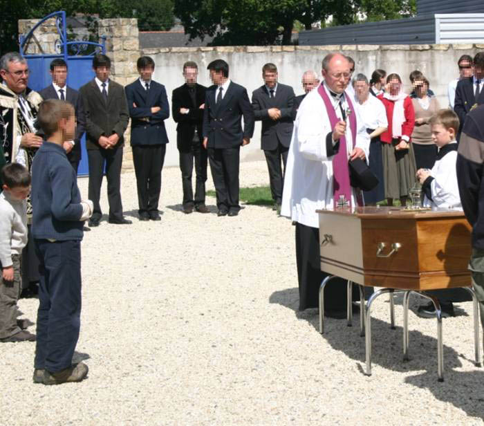 L’abbé Hecquard, ordonné en juin 2010 et frère de Maxence Hecquard, béni le cercueil