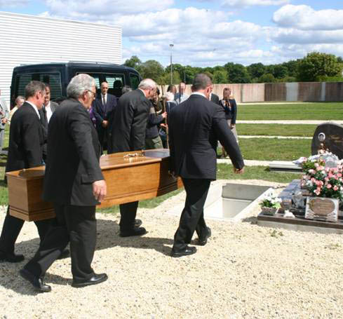 La mise en terre du cercueil de l’abbé Joseph Vérité au cimetière de Pluneret