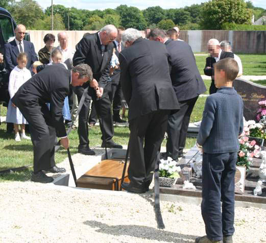 La mise en terre du cercueil de l’abbé Joseph Vérité au cimetière de Pluneret
