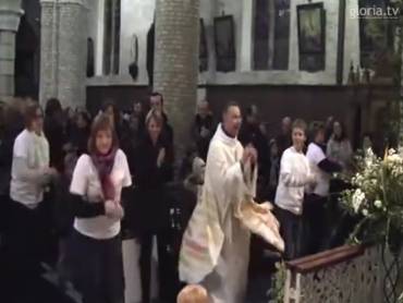 Une récente « messe » dansée dans l’église Conciliaire. Le faux prêtre danse pendant le rite de Montini-Paul VI, dans le chœur, au rythme des mélodies pop et rock.