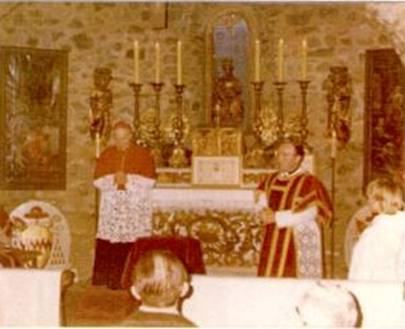 Mgr Lefebvre et M. le Curé Paul Schoonbroodt en 1977, pour les confirmations à Steffeshausen